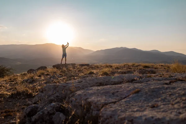 Silhouette Man Taking Selfie Phone Background Sky Sunset Mountains Sports — Stockfoto