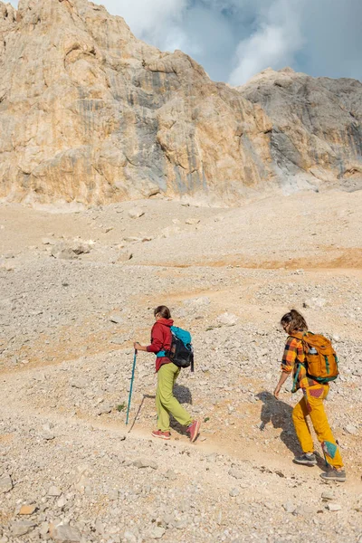 Δύο Τουρίστες Σακίδια Στα Βουνά Τουρίστες Ταξιδεύουν Μέσα Από Βραχώδη — Φωτογραφία Αρχείου