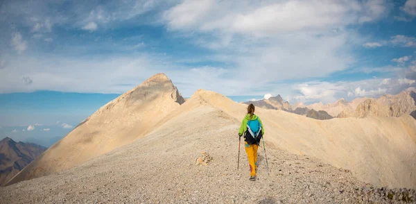 Alpinista Vai Uma Encosta Montanha Uma Menina Com Uma Mochila — Fotografia de Stock