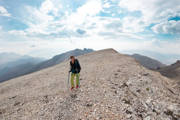 Dağcı Bir Dağ Yamacına Gider Sırt Çantalı Bir Kız Dağcılıkla — Stok fotoğraf