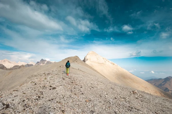 Dağlarda Yürüyüş Dağlarda Sırt Çantalı Bir Kız — Stok fotoğraf