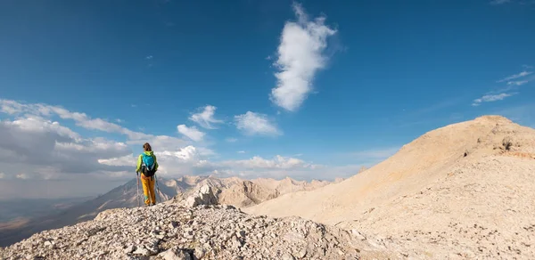 登山者爬上山坡 一个背着背包的女孩正在登山 在山上徒步旅行 — 图库照片