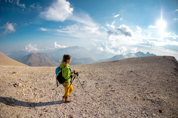 Bergsteiger Geht Auf Einen Berghang Ein Mädchen Mit Rucksack Ist — Stockfoto