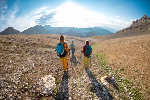 Drei Touristen Mit Rucksäcken Den Bergen Touristen Reisen Durch Die — Stockfoto