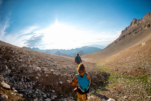 Dois Turistas Com Mochilas Nas Montanhas Turistas Viajam Pelas Montanhas — Fotografia de Stock