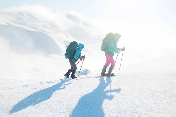 Dwie Dziewczyny Plecakiem Rakietami Śnieżnymi Spacerują Śniegu Podczas Burzy Śnieżnej — Zdjęcie stockowe