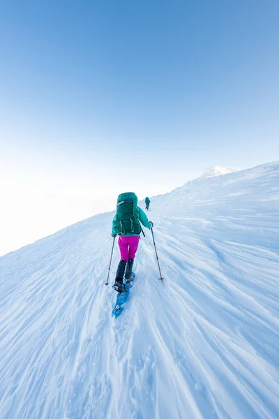 爬雪山时 两个女人在冬天徒步旅行 登山者在冬天爬上山顶 — 图库照片