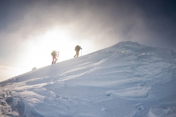 Dois Alpinistas Escalam Montanha Duas Meninas Escalam Uma Montanha Coberta — Fotografia de Stock