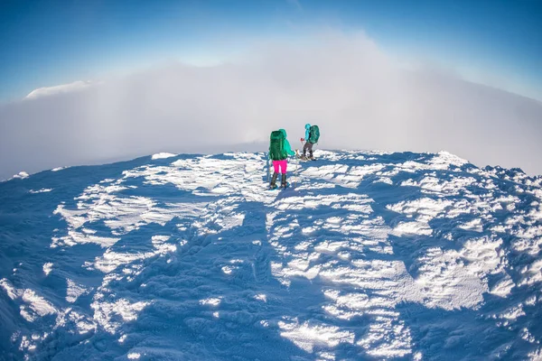 Dva Horolezci Vylezou Horu Dvě Dívky Lezou Zasněženou Horu Zimní — Stock fotografie
