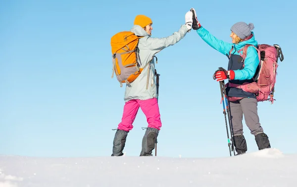 两名妇女穿着雪鞋在雪地里行走 冬季徒步旅行 两名男子穿着登山装备 身高5岁 — 图库照片