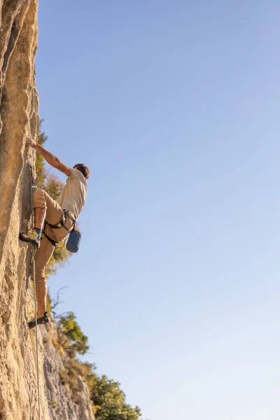 Homme Fort Grimpe Rocher Haute Altitude Grimpeur Entraîne Sur Les — Photo