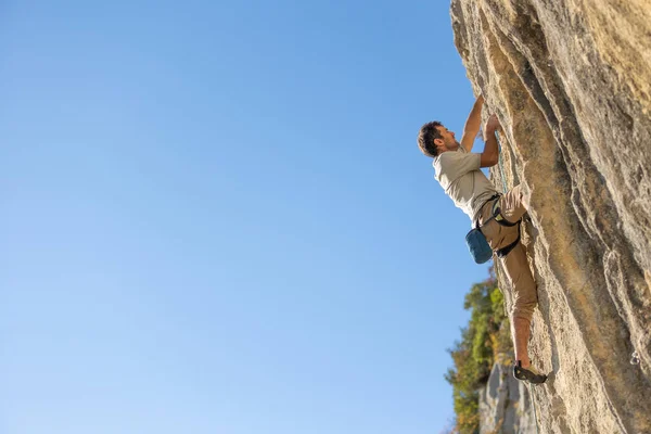 Strong Man Climbs Rock High Altitude Climber Trains Rocks Training — Stockfoto