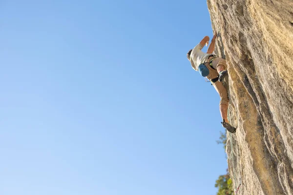 Homem Forte Sobe Uma Rocha Uma Altitude Elevada Alpinista Treina — Fotografia de Stock