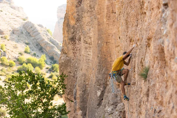 Climber Climbs Wall Man Engaged Sport Climbing Sport Active Lifestyle — Fotografia de Stock