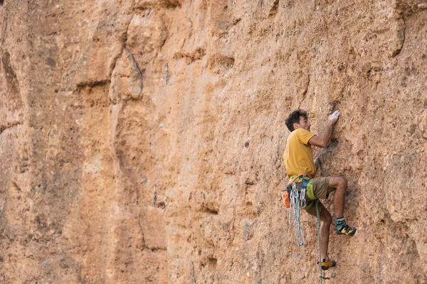 Αναρριχητής Σκαρφαλώνει Τον Τοίχο Ένας Άντρας Ασχολείται Σπορ Αναρρίχηση Αθλητισμός — Φωτογραφία Αρχείου