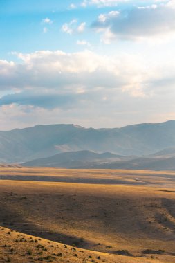 Aladaglar Ulusal Parkı. Bulutlu dağ manzarası. Buzul dağları, tepeler. Seyahatleri aktarın. Aladaghlar 'a gidiyorum. Türkiye