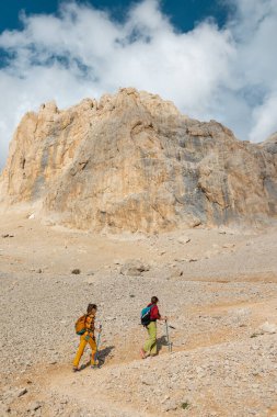 Dağlarda yürüyüş yapmak. Yürüyüşe çıkmış sırt çantalı iki kız. Dağlarda yayılır, yayılır..