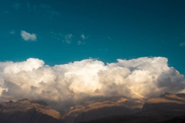 Aladaglar Ulusal Parkı. Bulutlu dağ manzarası. Buzul dağları, tepeler. Seyahatleri aktarın. Aladaghlar 'a gidiyorum. Türkiye