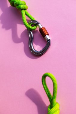 Tırmanma halatından karabina ve düğüm. Tırmanma ve dağcılık ekipmanları. Sekiz düğüm. Güvenlik ipi.. 