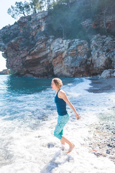 Χαρούμενη Ξέγνοιαστη Γυναίκα Που Περπατάει Στην Παραλία Ηλιόλουστη Μέρα Δίπλα — Φωτογραφία Αρχείου
