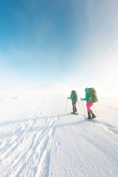 Two Girls Walk Mountain Path Snowshoes Walking Snow Hiking Mountains — Foto de Stock
