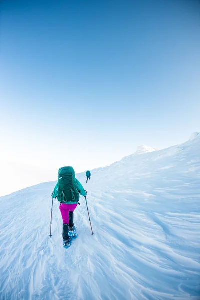 Climbing Snow Covered Mountain Two Women Winter Trekking Climbers Climb — Foto de Stock