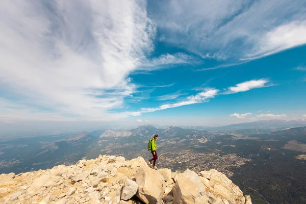 Mulher Alpinista Com Uma Mochila Capacete Nas Montanhas Uma Menina — Fotografia de Stock