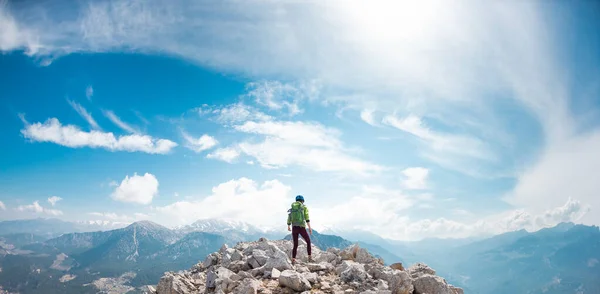 Bergsteiger Geht Den Felsigen Grat Entlang Mädchen Beim Klettern Den — Stockfoto