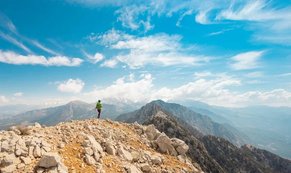 Mulher Alpinista Com Uma Mochila Capacete Nas Montanhas Aventura Conceito — Fotografia de Stock