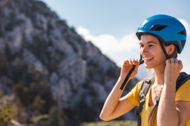 Kız dağcılık ve tırmanma için bir kask takıyor. Ekstrem sporlarda güvenlik. Açık hava sporları. macera ve aktif yaşam tarzı.