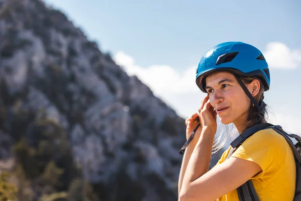 少女は登山や登山のためのヘルメットをかぶっている 極端なスポーツの安全性 アウトドアスポーツ 冒険と積極的なライフスタイル — ストック写真