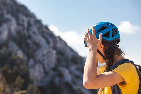 Das Mädchen Setzt Sich Zum Bergsteigen Und Klettern Einen Helm — Stockfoto