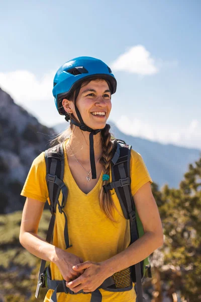 Πορτραίτο Γυναίκας Κράνος Για Ορειβασία Και Αναρρίχηση Στο Φόντο Των — Φωτογραφία Αρχείου