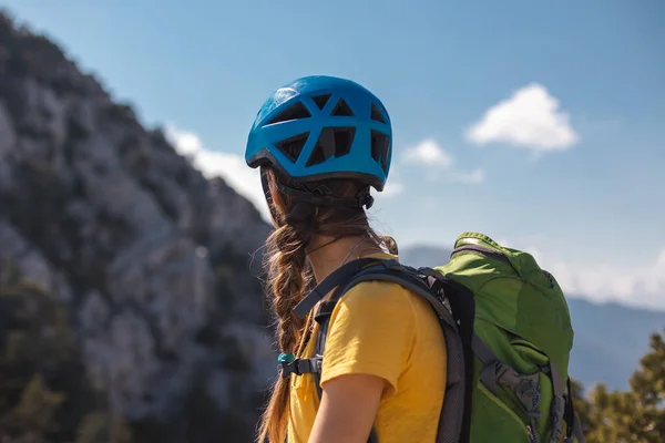 Portrait Woman Helmet Mountaineering Rock Climbing Backdrop Mountains Safety Extreme — Stock Photo, Image