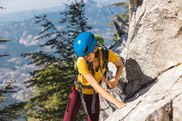 Mujer Escaladora Con Una Mochila Casco Las Montañas Concepto Aventura — Foto de Stock