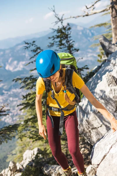 女性のバックパックと山の中でヘルメットを登る 冒険と登山の概念 山の中のリュックを持ってハイキングをしています トルコの山 — ストック写真