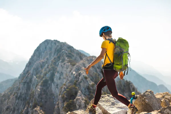 クライマーは岩の尾根に沿って行く 女の子は山に登る 山の中の冒険とハイキングという概念です トルコ — ストック写真