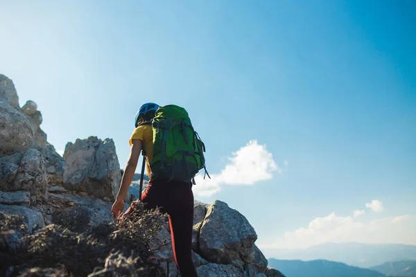 Альпініст Іде Скелястому Гребеню Дівчата Лазять Горах Концепція Пригод Походів — стокове фото