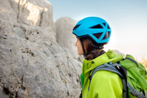 Cara Una Chica Escaladora Casco Azul Cerca Montañismo Escalada Concepto —  Fotos de Stock