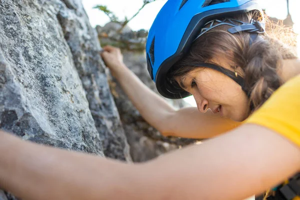 青いヘルメットのクローズアップでロッククライマーの女の子の顔 登山と登山 スポーツアドベンチャーのコンセプト — ストック写真