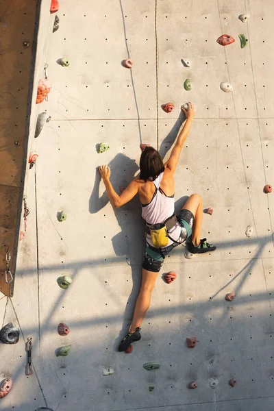 Dziewczyna Wspina Się Ścianę Wspinaczkową Wspinaczka Skalna Jako Rodzaj Aktywnego — Zdjęcie stockowe