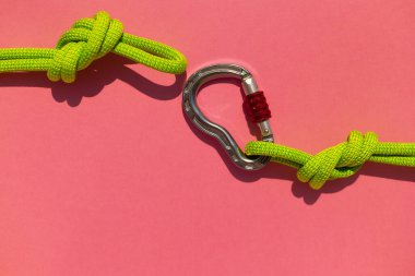 İpli karabina. Tırmanma ve dağcılık ekipmanları. Güvenlik halatı. Sekiz nod. En küçük kavram, kopyalama alanı.