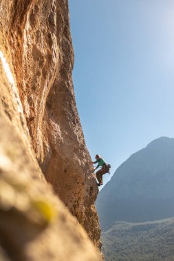 Kız kayaya tırmanıyor, Türkiye 'de kaya tırmanışı yapıyor, sporcu kız kaya tırmanışı yapıyor. ekstrem spor