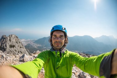 Dağcı adam dağlarla selfie çekiyor. tırmanış ve dağcılık