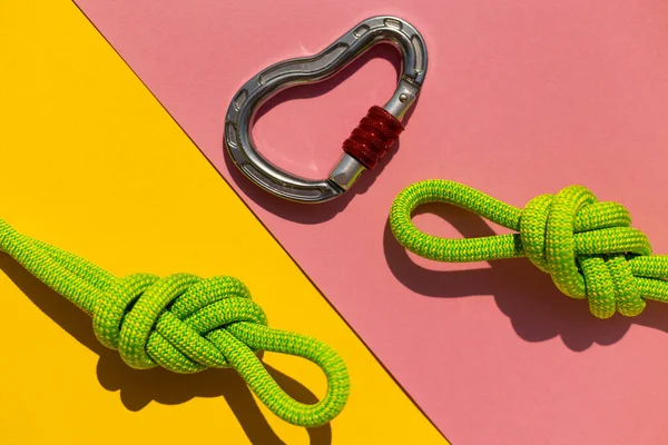 Mosquetón Con Una Cuerda Encuentra Sobre Fondo Color Equipamiento Para — Foto de Stock
