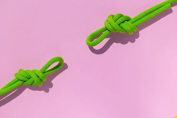 結び目でロープを登ることは 色の背景にあります 信頼性と安全性の概念は — ストック写真