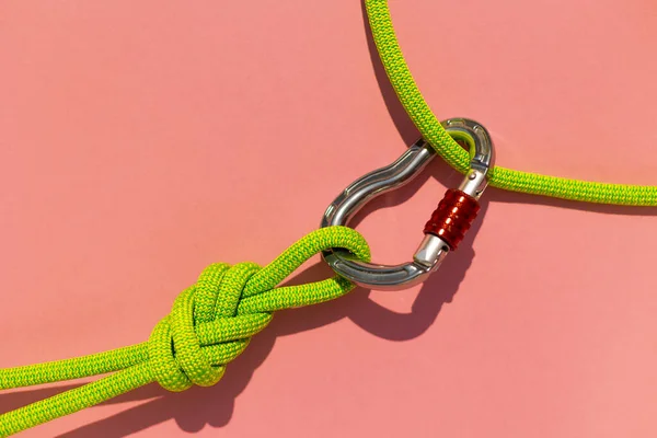 Carabiner Rope Lies Colored Background Equipment Climbing Mountaineering Reliable Connection — Stock Photo, Image