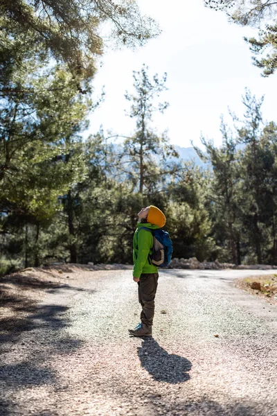 Garçon Avec Sac Dos Milieu Une Route Forestière Enfant Explore — Photo
