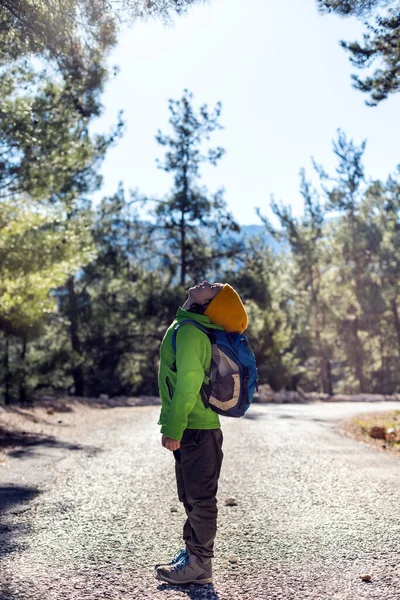 Egy Fiú Hátizsákkal Erdőben Gyermek Közepén Áll Erdőben Túrázás Utazás — Stock Fotó