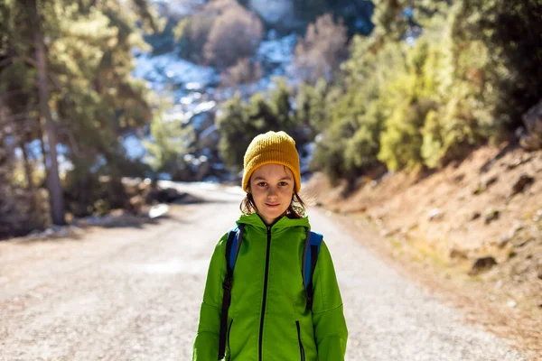 Ein Junge Mit Einem Rucksack Inmitten Einer Waldstraße Ein Kind — Stockfoto